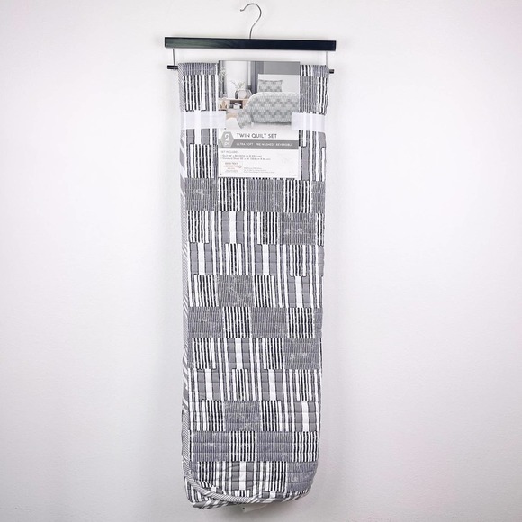 2 Piece Reversible Twin Quilt Set Oeko Tex Soft Grey Black White Striped Unisex - Picture 3 of 8